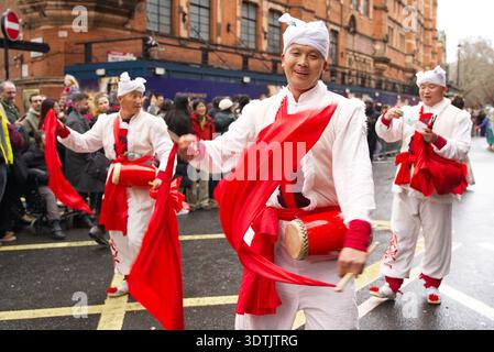 Chinesische Neujahrsparade, die das Jahr des Pferdes feiert. Leute lächeln und feiern auf der Straße. London - 22. Februar 2026 Stockfoto