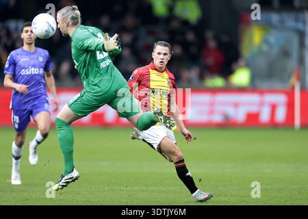 Deventer, Niederlande. Februar 2026. DEVENTER, 22.02.2026, Stadion Adelaarshorst, Saison 2025/2026, niederländischer Eredivisie Football, Spiel zwischen Go Ahead Eagles und Heracles 4:0. Bilder zeigen Go Ahead-Spieler Mathis Suray und Heracles Keeper Remco Pasveer Credit: Pro Shots/Alamy Live News Stockfoto