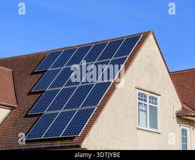 Solarpaneele nachträglich auf dem Dach eines älteren Hauses, Großbritannien Stockfoto