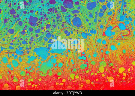 Farbenfrohe abstrakte ebru-Marmorierung mit fließenden flüssigen Mustern, perfekt für modernes Design, Drucke, Tapeten und kreative Hintergründe. Stockfoto