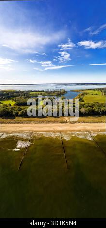 Ein ausgedehntes Luftpanorama fängt die wunderschöne Küstenlandschaft von Koserow auf der Insel Usedom ein. Das Bild zeigt deutlich den Sandstrand Stockfoto