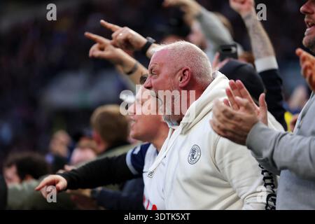Tottenham Hotspur Stadium, London, Großbritannien. Februar 2026. Premier League Football, Tottenham Hotspur gegen Arsenal; Tottenham Hotspur schreit Schiedsrichter Peter Banks nach einer Entscheidung gegen Arsenal während der 1. Halbzeit Credit: Action Plus Sports/Alamy Live News Stockfoto