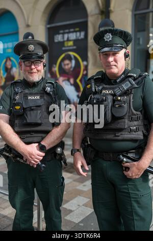 Polizeibeamte in Belfast, Mitglieder des Polizeidienstes von Nordirland (PSNI) Stockfoto