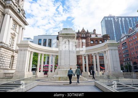Das Belfast Cenotaph Kriegsdenkmal, das 1929 errichtet wurde, um an diejenigen zu erinnern, die im Ersten Weltkrieg kämpften und starben Stockfoto
