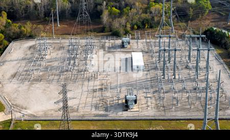 Luftaufnahme einer elektrischen Unterstation mit Stromleitungen und Transformatoren Stockfoto