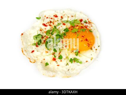 Blick von oben auf leckeres Frühstück mit Spiegelei und Mikrogemüse isoliert auf weißem Hintergrund. Sauberes Essen, Diät, vegetarisches Essen. Kopierbereich. Stockfoto