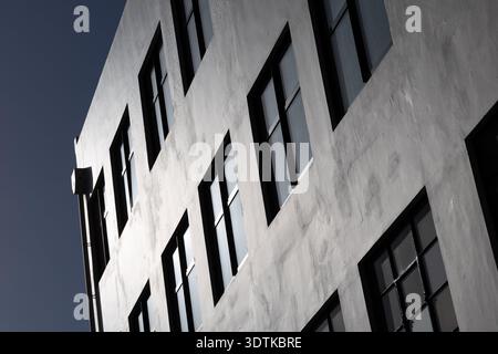 Nahaufnahme der modernen Gebäudefassade mit schwarz gerahmten Fenstern in Wellington, Neuseeland. Stockfoto