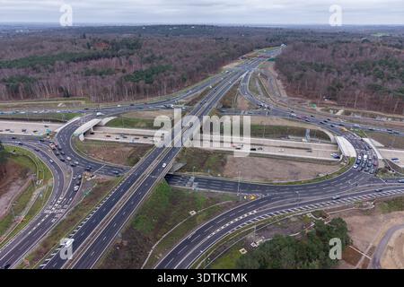 Luftaufnahme der Anschlussstelle M25 10/A3 Wisley nach jahrelangen Modernisierungsarbeiten, Wisley, Surrey, Großbritannien. (Feb. 2026) Stockfoto