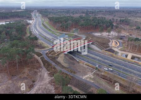 Luftaufnahme der neuen Cockcrow Green Bridge über die A3 in der Nähe der Anschlussstelle 10 M25/A3 Wisley, Surrey, Großbritannien. (Feb. 2026) Stockfoto