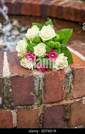 Ein atemberaubender Blumenstrauß mit einer harmonischen Mischung aus magentafarbenen Rosen mit zarten weißen Perlen und strukturierten hellen Rosen Stockfoto