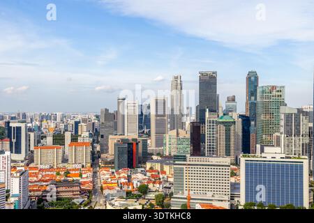 Moderne Skyline des Geschäftsviertels mit Stahl- und Glashochhäusern, die sich über der dichten Metropollandschaft in Singapur erheben Stockfoto