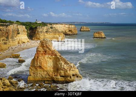Küstenklippen in Praia da Marinha, Algarve, Portugal Stockfoto