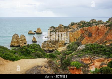 Rocky Shoreline in Praia do Camilo, Lagos, Portugal Stockfoto