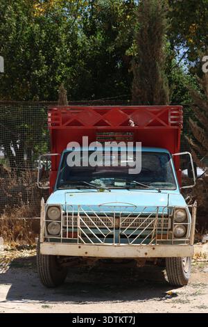 Ein blauer Pickup-Truck im Retro-Stil mit einem roten Staufach, der draußen geparkt wird. Stockfoto