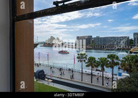 Vom Museum of Contemporary Art aus bietet sich ein erhöhter Blick auf den Hafen von Sydney und das Opernhaus mit Geisterspiegelung der Museumsausstellung. Stockfoto
