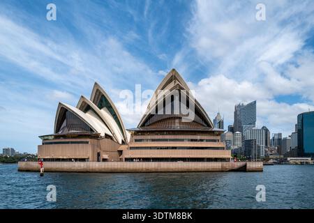 Eine imposante architektonische Studie des Opernhauses von Sydney, die vom Vorplatz aus aufgenommen wurde und direkt auf die hohen Gipfel der westlichen Muschelgruppe blickt. Stockfoto