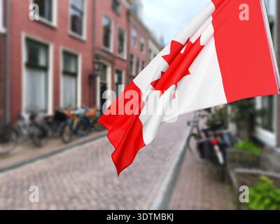Die Flagge Kanadas winkt auf der Straße. Nationales Symbol Stockfoto