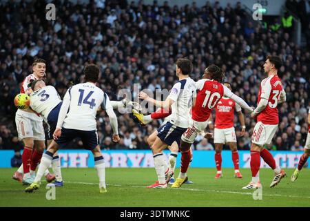 London, UK. 22nd Feb, 2026. Eberechi Eze of Arsenal (10) scores his teams 1st goal. Premier League match, Tottenham Hotspur v Arsenal at the Tottenham Hotspur Stadium in London on Sunday 22nd February 2026. this image may only be used for Editorial purposes. Editorial use only pic by Andrew Orchard/Alamy Live news Stockfoto