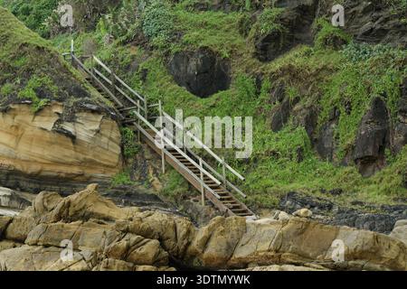 Wunderschöne rustikale Holztreppe für den Zugang zum Strand, Hole in the Wall, Thompsons Bay, Südafrika, abstrakte Konzeptabbildung, grafisches Design Stockfoto