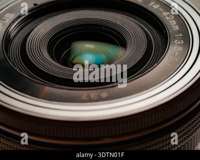 Extreme Nahaufnahme des 14–42-mm-Kameraobjektivs von Olympus mit detaillierter Optik und Reflexionen in den Glaselementen Stockfoto