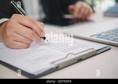 Mann Hand hält Stift, Unterschrift auf legalen Vertrag schreiben. Genehmigung von Geschäftsdokumenten, Papierkram aus der Zwischenablage. Schreibtisch, Vereinbarung abschließen, Verifi Stockfoto