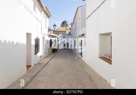Enge mittelalterliche gepflasterte Straße zur blauen Kuppelkirche in der Altstadt von Altea, Costa Blanca, Spanien Stockfoto