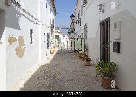 Enge mittelalterliche gepflasterte Straße in der Altstadt von Altea, Costa Blanca, Spanien Stockfoto