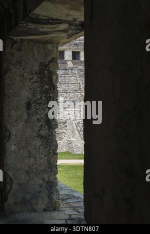 Tor des Palastes mit Blick auf den Tempel der Inschriften an der archäologischen Maya-Stätte in Palenque, Chiapas, Mexiko Stockfoto