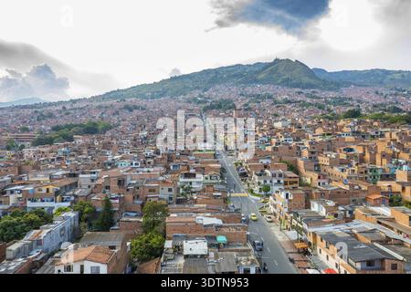 Medellin Januar 2018 Castilla ist einer der Vororte von Medellin, beliebt bei Touristen, weil es auch bei Sonnenuntergang voller Leben ist, Medellin, Colomb Stockfoto