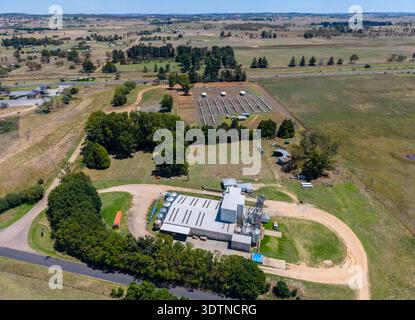 Luftaufnahme von Summit Milling in Guyra, New South Wales, Australien mit den Stockyards im Hintergrund. Stockfoto