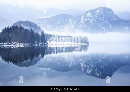 Mit Eis bedeckte Berge in der Nähe des Sees und Spiegel bilden eine symetrische Landschaft Stockfoto