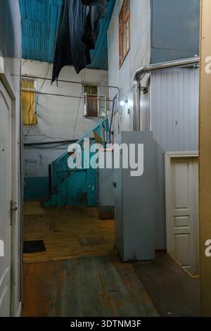 Makhachkala, Dagestan, Russland - 23. August 2025: Eine abgenutzte Gasse in einem alten Gebäude Stockfoto