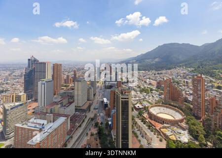 Bogota, Kolumbien 25. März Bogota aus der Vogelperspektive auf dem Santa Fe-Viertel und der zehnten Straße, die an einem grünen Tag für den Verkehr gesperrt sind, beide befinden sich im Norden des Stockfoto