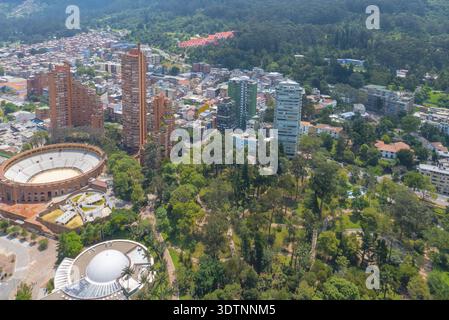 Bogota, Kolumbien 25. März Bogota aus der Vogelperspektive auf die Stierarena und das Planetariumgebäude, beide im Norden der Stadt. Dreh am 25. März Stockfoto