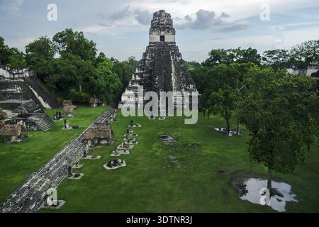Blick über den hauptplatz auf den 'Tempel des großen jaguar' oder 'Tempel I' vom 'Tempel II' aus auf der Maya-Stätte von Tikal, Peten, Guatemala Stockfoto