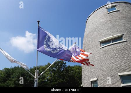 US und UN Flagge vom Wind vor dem JSA Visitor Center in der Grenzzone DMZ zwischen Nord- und Südkorea geblasen Stockfoto