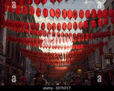 London, Großbritannien. Februar 2026. Im Londoner Chinatown treffen sich zahlreiche Nachtschwärmer und Touristen, um das chinesische Neujahrsfest und das Frühlingsfest zu feiern. Zu Beginn des Jahres des Feuerpferdes werden traditionelle rote Laternen, Street Food und kulturelle Darbietungen angeboten. Die Veranstaltung ist die größte Mondneujahrsfeier außerhalb Asiens und zieht Hunderttausende ins West End. Quelle: Glosszoom/Alamy Live News Stockfoto