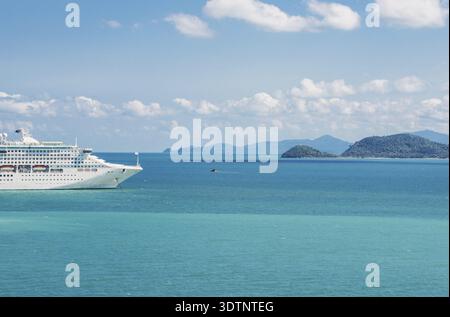 Blick auf die wunderschöne Küste mit ankerendem Kreuzfahrtschiff Stockfoto