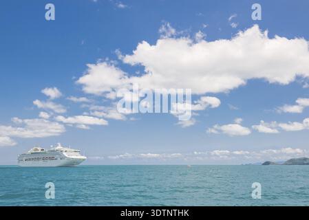 Blick auf die wunderschöne Küste mit ankerendem Kreuzfahrtschiff Stockfoto