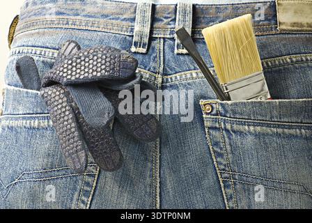 Arbeitsgeräte in der Gesäßtasche alter Gebrauchtjeans Stockfoto