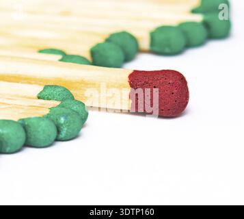 Makro mit farbigen Übereinstimmungen Kopf über weiß Stockfoto