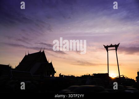 Silhouette des Wat Suthat Thepwararam Ratchaworamahawihan und der Giant Swing in Bangkok, Thailand am Sonnenuntergang Stockfoto