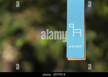 Seogwipo, Insel Jeju, Korea - 26. August 2017: Jeju Olle-Band vor Bokeh als Markierung für Wanderwege Stockfoto