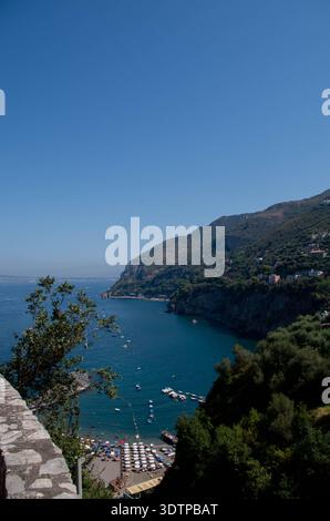 Panoramablick auf die italienische Riviera Küste mit Bergen und tiefblauem Meer Stockfoto