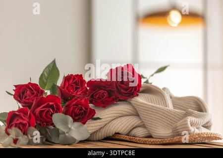 Kerzen und Rosen im hellen Innenraum mit viel Platz. Romantische Ruhe. Stockfoto