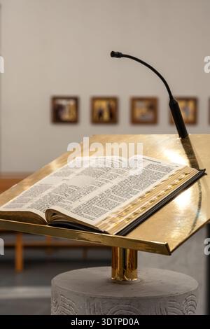 Öffne die Bibel auf einem Rednerpult zum Predigen in einer hellen Kirche. Bibelredner. Stockfoto
