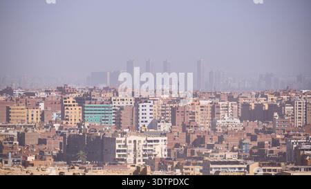 Die Skyline der Stadt mit dichten Wohngebäuden Stockfoto