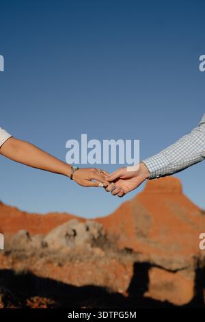 Nahaufnahme eines Verlobten Paares, das Hände hält Stockfoto