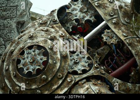 Nahaufnahme von verrosteten industriellen Metallzahnrädern und mechanischen Komponenten alter Maschinen, Putignano, Apulien, Italien Stockfoto