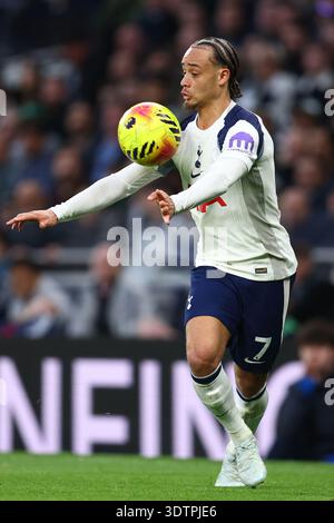 London, UK. 22nd Feb, 2026. Xavi Simons of Tottenham Hotspur during the Tottenham Hotspur vs Arsenal Premier League match at the Tottenham Hotspur Stadium, London. Picture credit should read: Paul Terry/Sportimage Credit: Sportimage Ltd/Alamy Live News Stockfoto
